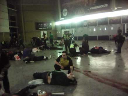  Policiais e outras pessoas tentam socorrer feridos aps exploso na Manchester Arena durante show da cantora Ariana Grande na noite de segunda-feira (22)