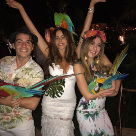  Sofia Vergara faz festa com araras amarradas e gera polmica
