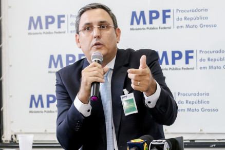 O promotor de Justia, Andr Luis de Almeida, que props a ao