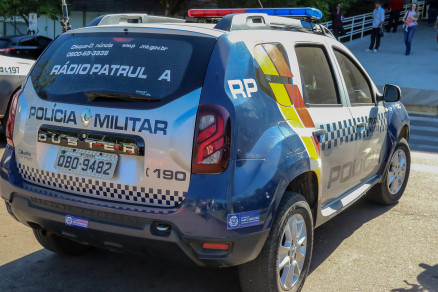 Polcia Militar chegou a ser agredida por populares, momentos antes