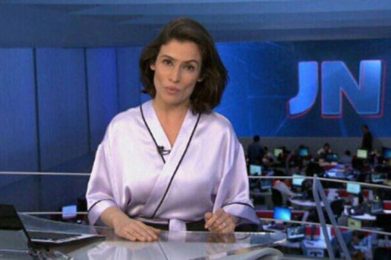 Renata Vasconcellos foi ao ar de roupo, ao vivo, na Globo