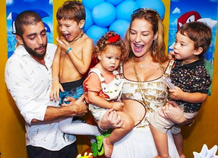 Luana Piovani e Pedro Scooby com os filhos Dom, Bem e Liz