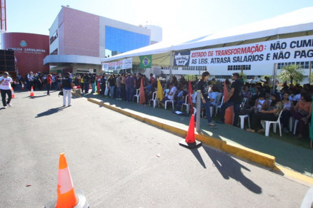 Servidores esto reunidos em frente a Assembleia Legislativa de Mato Grosso