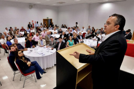 O governador Pedro Taques em evento da CDL