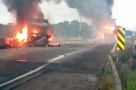 Carretas colidiram de frente e pegaram fogo; uma morte j foi confirmada