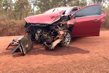 Carro em que estavam os suspeitos: impacto violento e fuga