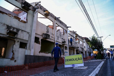 A demolio comeou na manh deste domingo (11)