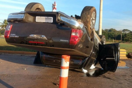 O veculo ficou com as quatro rodas para o alto
