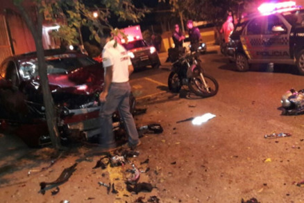 Motorista do carro ainda perdeu controle e bateu em uma rvore