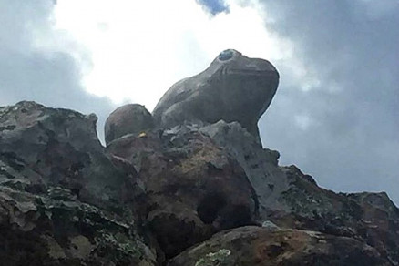 Sapo de cimento foi fixado com cimento em monumento de pedra