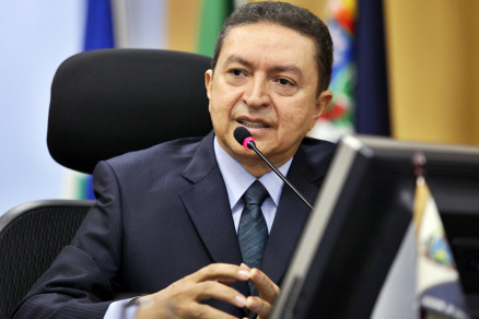 O conselheiro Valter Albano, que determinou a manuteno da cobrana