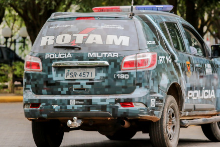 Rotam fez buscas na casa do suspeito e apreendeu dinheiro e frascos de lana-perfume