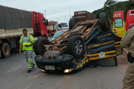 Viatura colidiu com carro e capotou; condutor teve ferimentos leves