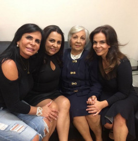 Gretchen com as irm�s, Yara e Sula Miranda, e a m�e, Maria Jos�