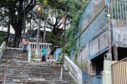 Usurios entrando na casa em que invadiram aps a demolio da Ilha da Banana