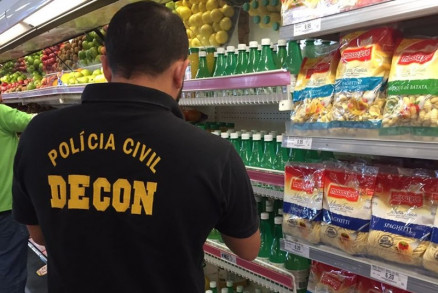 A fiscalizao aconteceu no supermercado Assa, localizado na Avenida Fernando Correa da Costa