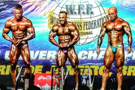 Luciano Karim (ao centro) ficou em primeiro lugar no campeonato Mister Universo e se tornou atleta profissional