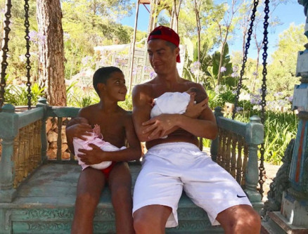 Cristiano Ronaldo posa com os filhos gmeos e o primognito