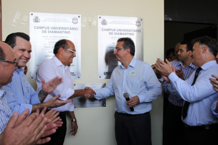 O ministro Gilmar Mendes cumprimentando o ento reitor Adriano Silva na inaugurao do Campus da Unemat em Diamantino