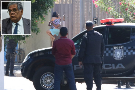 Bandido carregando a esposa do advogado Mario de S (no detalhe) para fora da casa