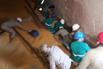 Bombeiros resgatam criana de 8 anos enterrada em silo de gro em Tangar da Serra