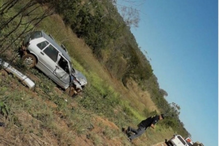 Carro foi arremessado para fora da pista, na BR-158