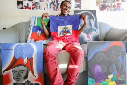 Eniel Gachette - sob o pseud�nimo de Mike - e seus quadros, no sal�o que admnistra