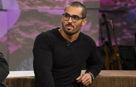Rodrigo West durante entrevista com Pedro Bial