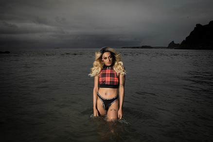 A drag Pabllo Vittar de frias em Fernando de Noronha