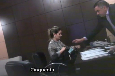 A deputada Luciane Bezerra, recebendo o dinheiro de Silvio Arajo