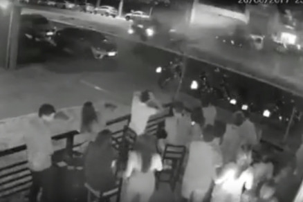 O v�deo foi gravado por uma c�mera de seguran�a de um bar de Rondon�polis