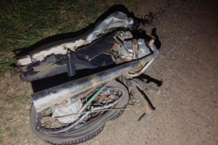 Com o impacto do acidente, a motocicleta foi partida ao meio
