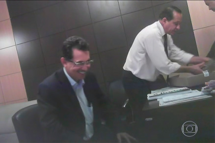 Os deputados Ezequiel Fonseca (de preto) e Jos� Domingos (de branco), recebendo dinheiro de S�lvio Ara�jo (dir.)