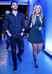 Ellen Rocche chegando acompanhada no show do Roberto Carlos