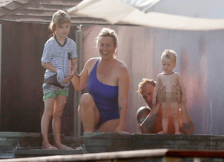 Alanis Morissette com os filhos e marido