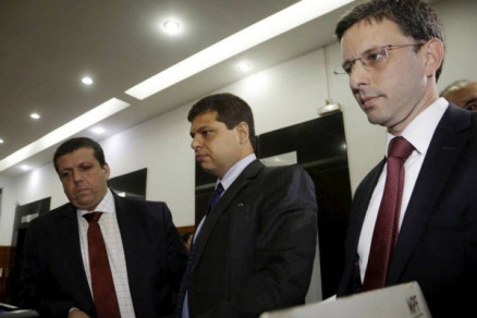 Marcello Miller, ao centro, chega para depor no MPF acompanhado de seus advogados