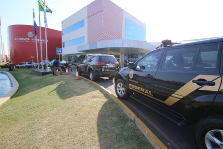 Viaturas da Polcia Federal na sede da Assembleia Legislativa em Cuiab