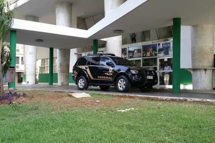 Viatura da PF em frente ao Palcio Alencastro; busca em gabinete de prefeito
