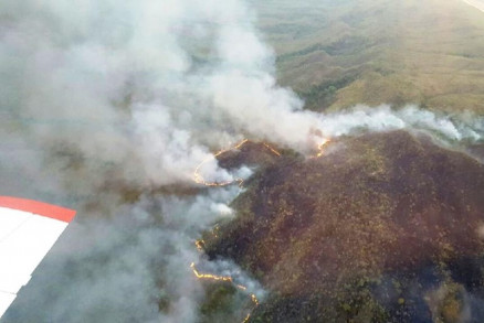 Os trabalhos de combate ao incndio florestal no Parque Estadual guas de Cuiab e na rea de Proteo Ambiental Cabeceiras do Cuiab