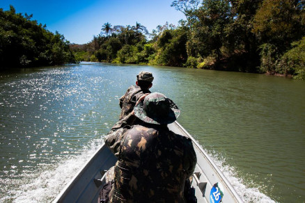 Policiais vasculham rio de Mato Grosso durante a piracema