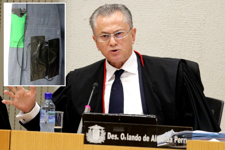 O desembargador Orlando Perri; no destaque, equipamento espio acoplado em farda