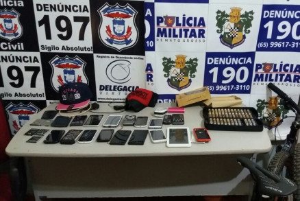 Em continuidade as buscas, foi localizada uma bolsa, com diversos aparelhos celulares, tablet, mquina digital, os quais o suspeito no soube explicar a origem