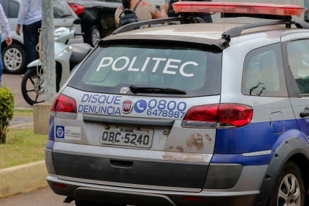Veculo da Politec, que atendeu a ocorrncia no local do crime 