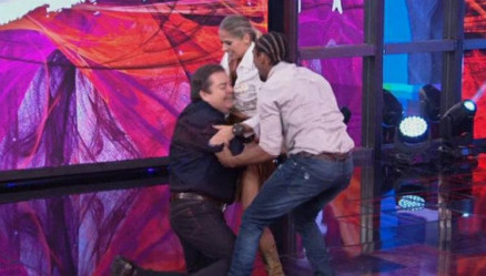 Apresentador foi amparado por dan�arino ap�s ser derrubado no palco