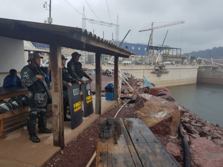 Soldados no canteiro de obras da Usina Hidreltrica de So Manoel
