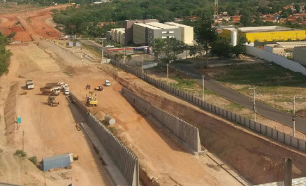 Avanam as escavaes para construo de trincheira na sada de Cuiab 