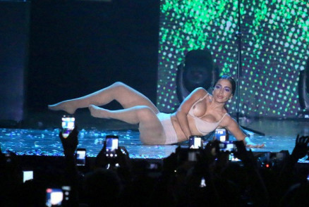 Seios de Anitta aparecem durante apresentao