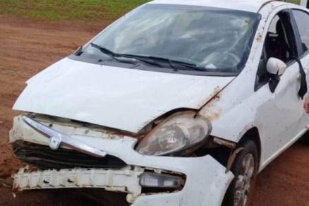 Com a batida, adolescente foi arremessada para fora do veculo