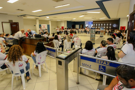 Servidores ocupam sagu�o da Secretaria de Fazenda