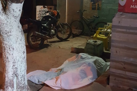Vtima foi assassinada na esquina da casa onde morava